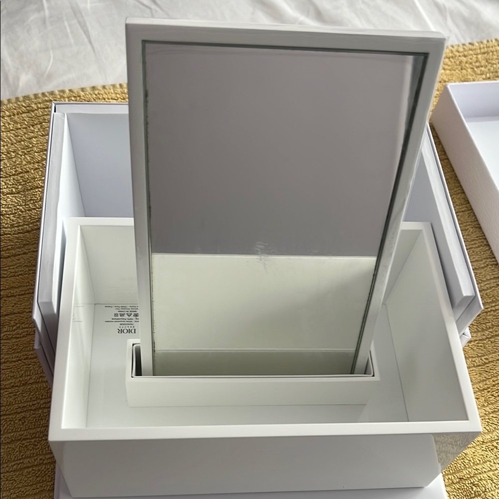 DIOR BEAUTY 
Exclusive white lacquered wooden box with mirror